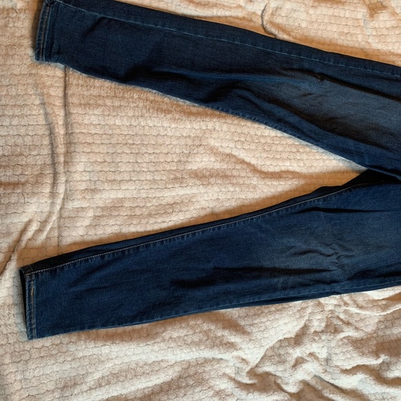 Levi's high rise skinny jeans, barely worn in size 32. - Picture 4 of 4